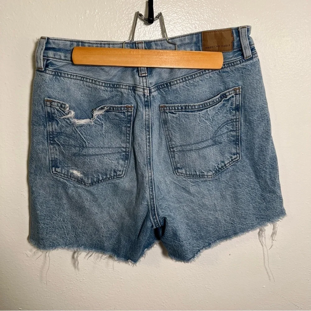 American Eagle Womens Size 2 Denim Baggy Mom Short Light Wash Distressed Cut Off